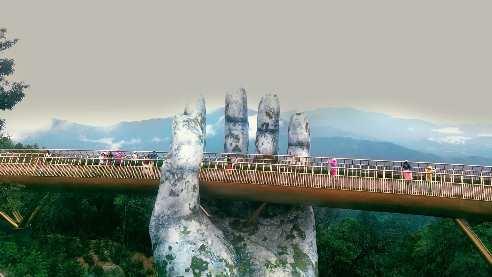 Da nang golden bridge