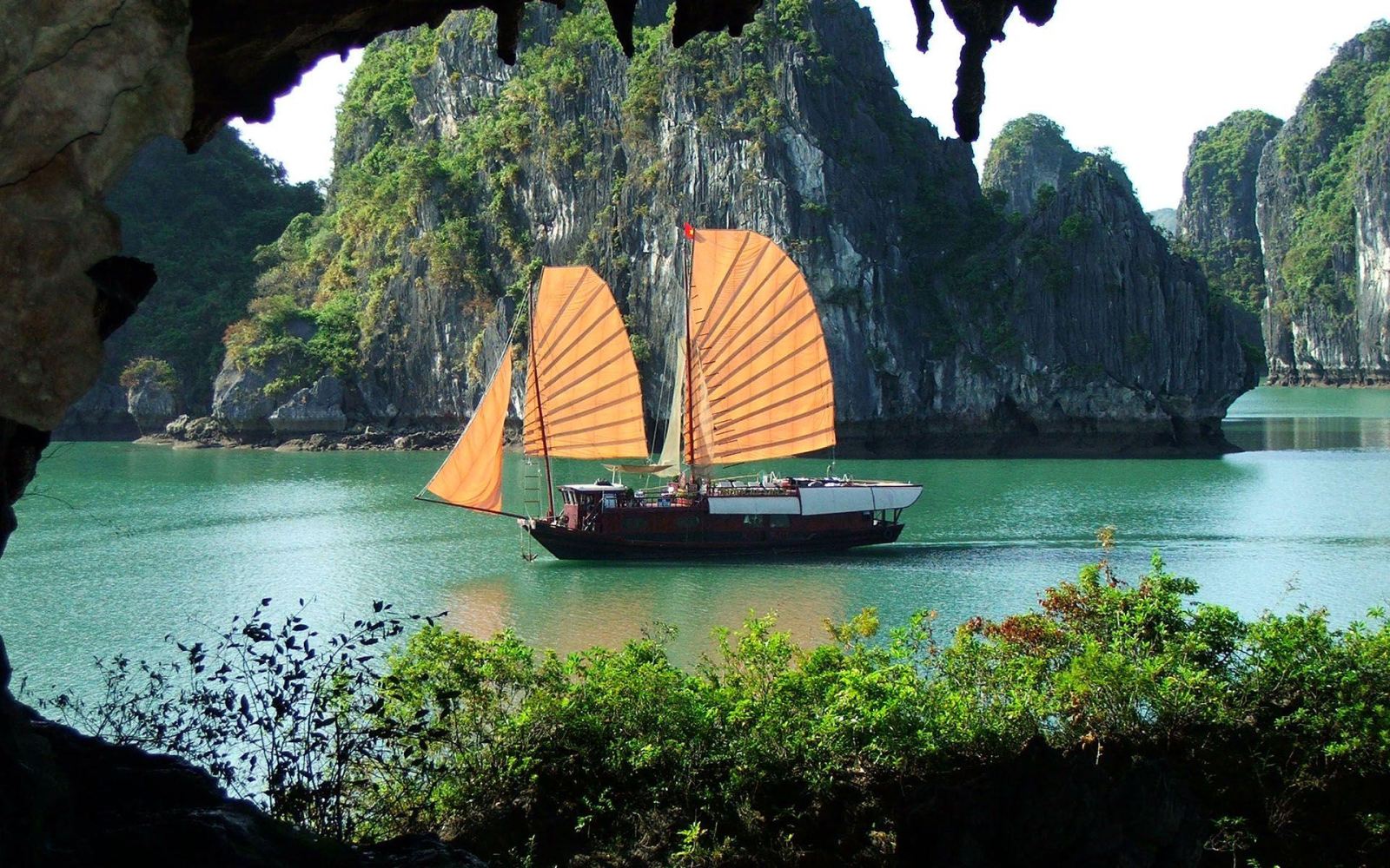 Halong 2 day cruise to Bai Tu Long Bay