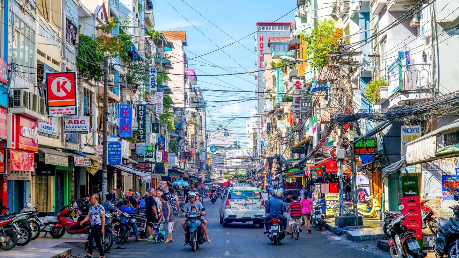 Ho Chi Minh street at night